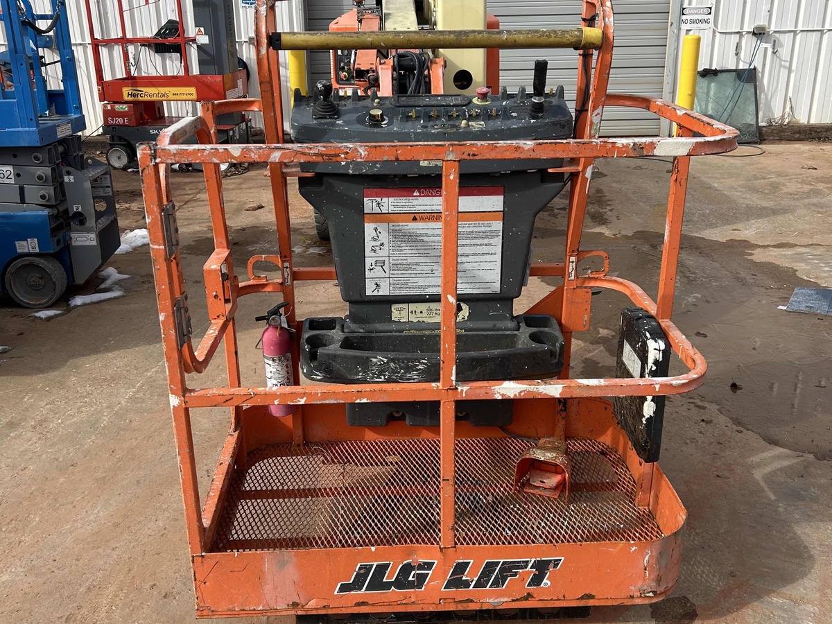 2017 JLG E400AJPN-10