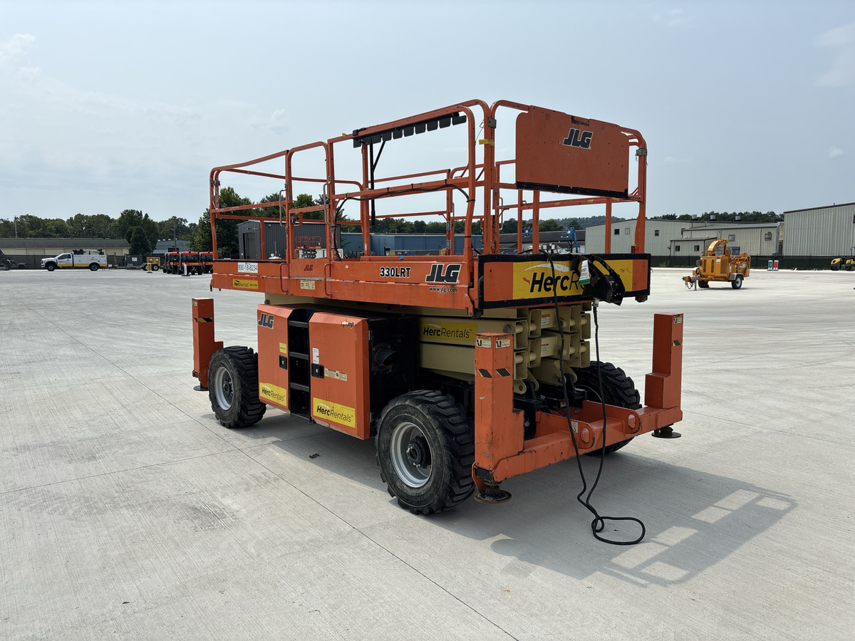 2017 JLG 330LRT