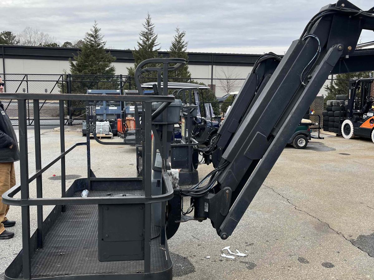 2016 JLG 800AJ
