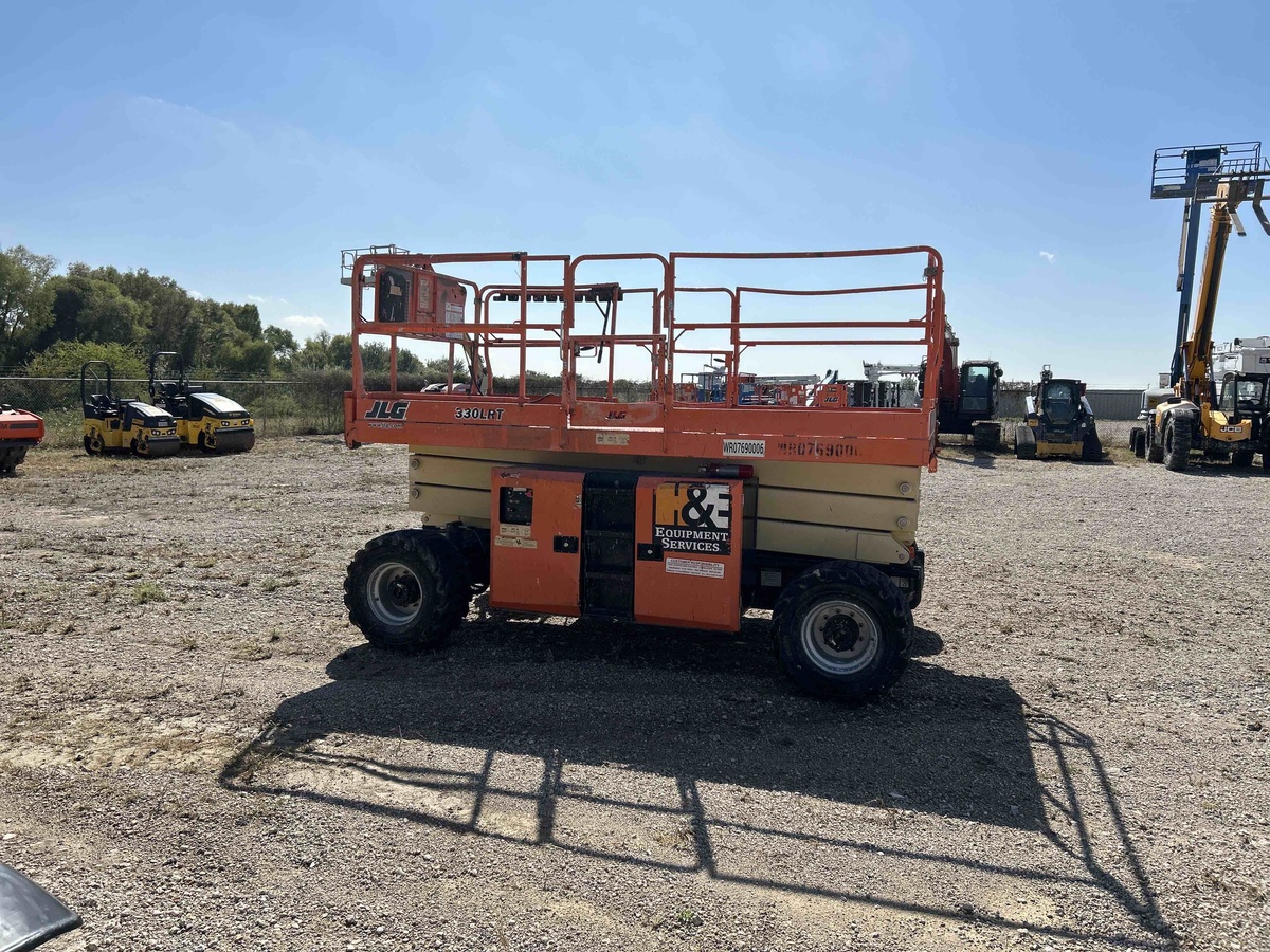 2017 JLG 330LRT