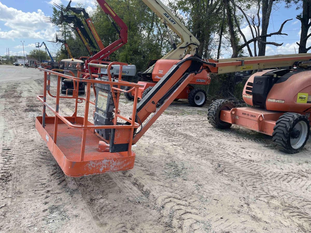 2017 JLG 600AJ