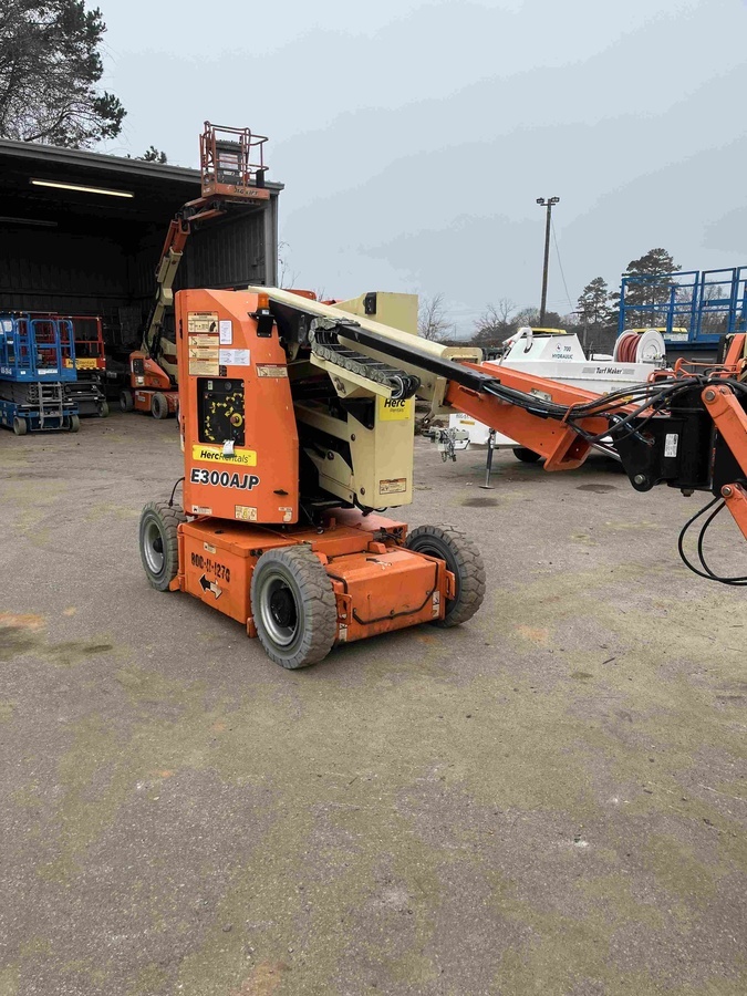 2016 JLG E300AJP-2