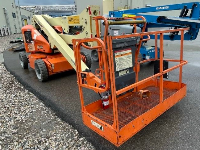2016 JLG E450A