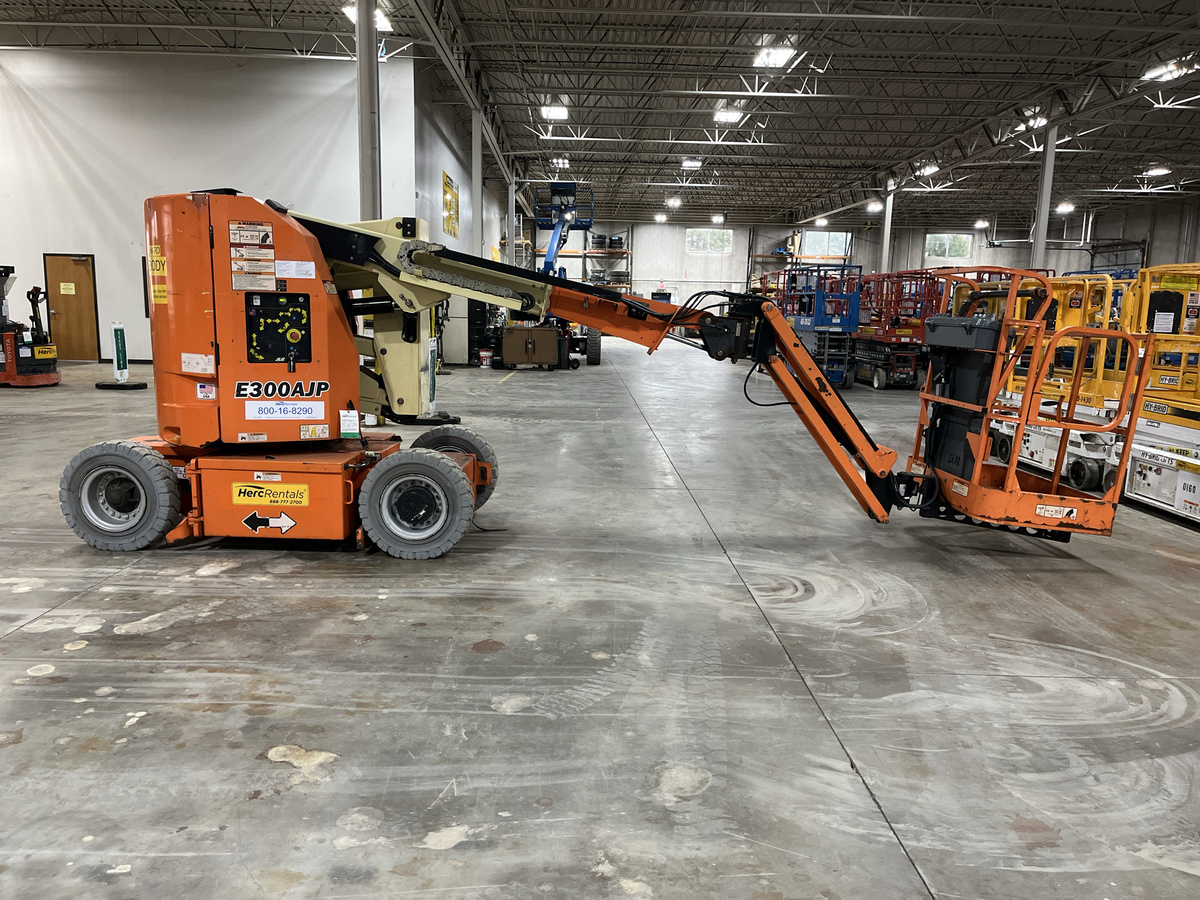 2017 JLG E300AJP