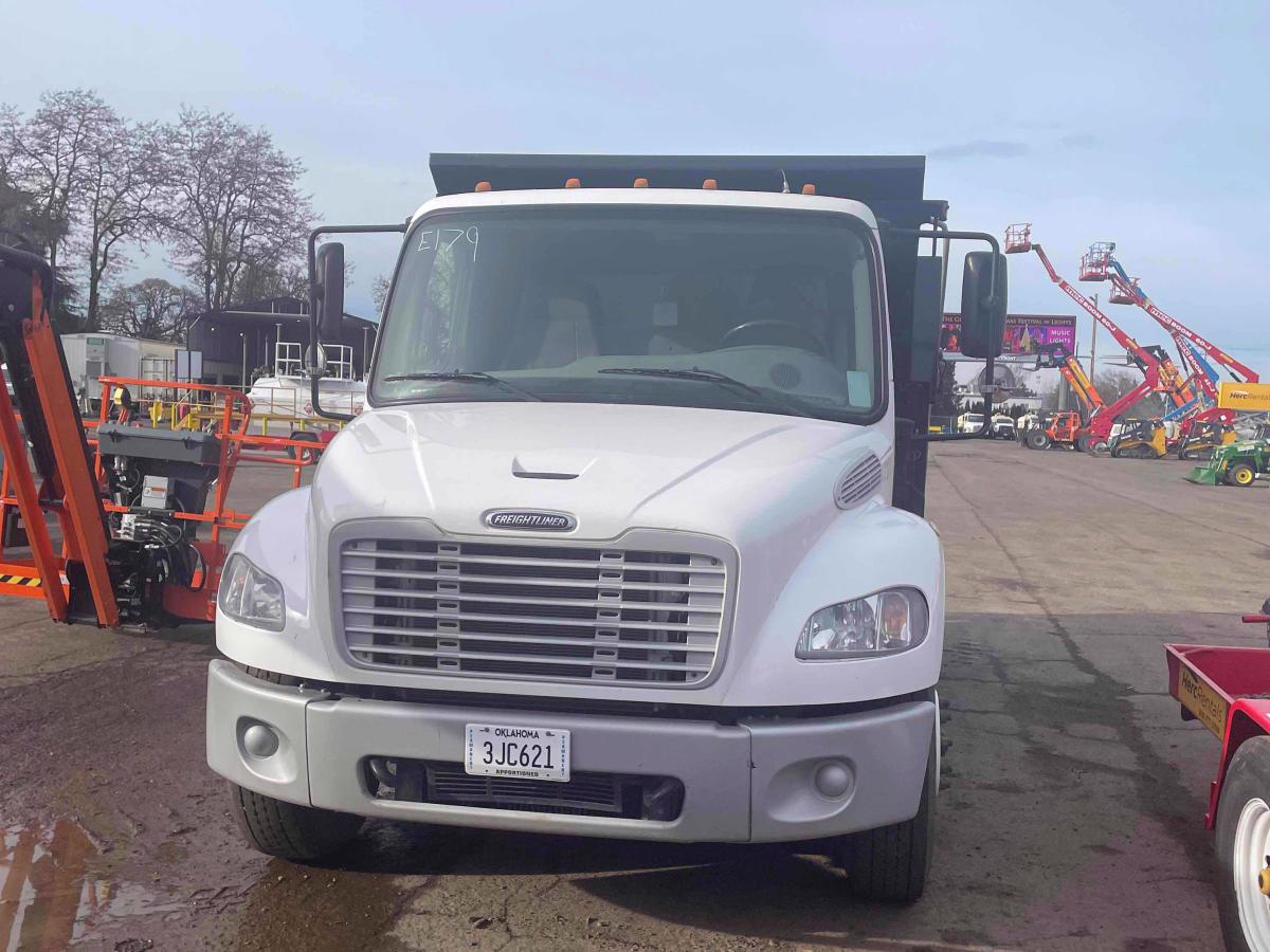 2017 Freightliner M2106