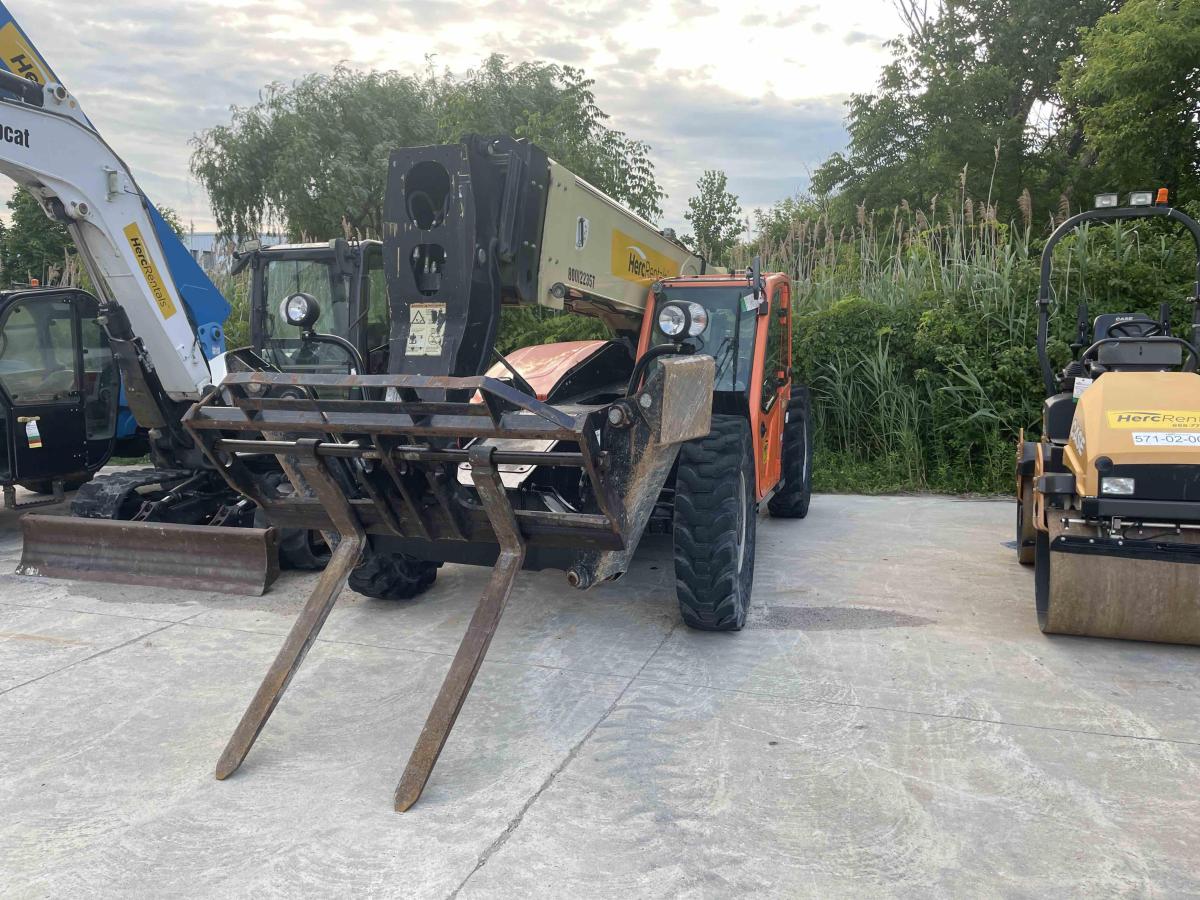 2016 JLG 1055