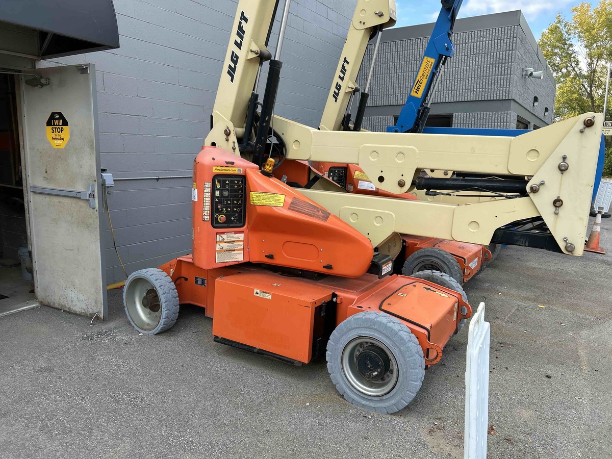 2016 JLG E400AN-2
