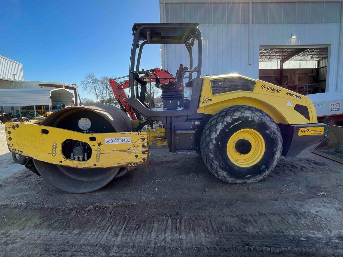 2017 BOMAG BW211D-5