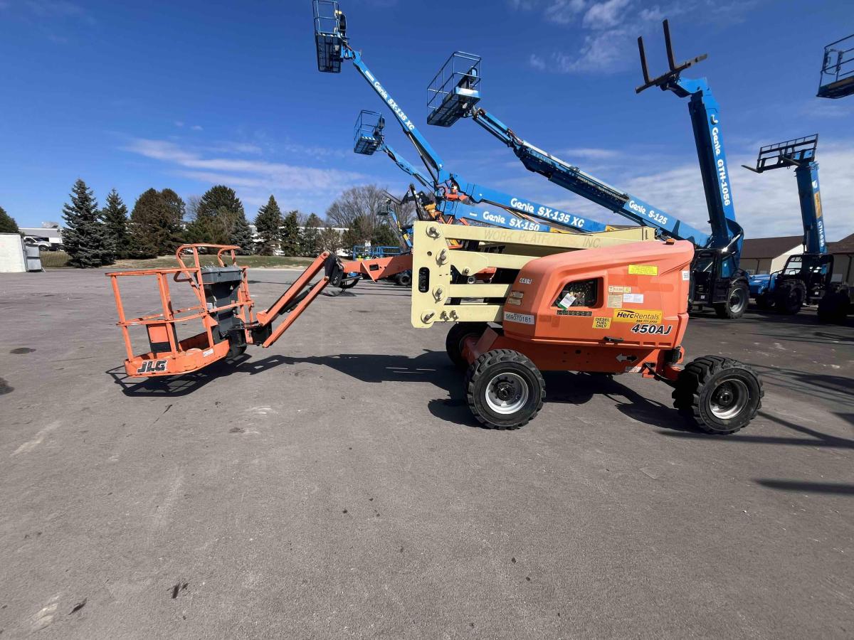 2017 JLG 450AJ