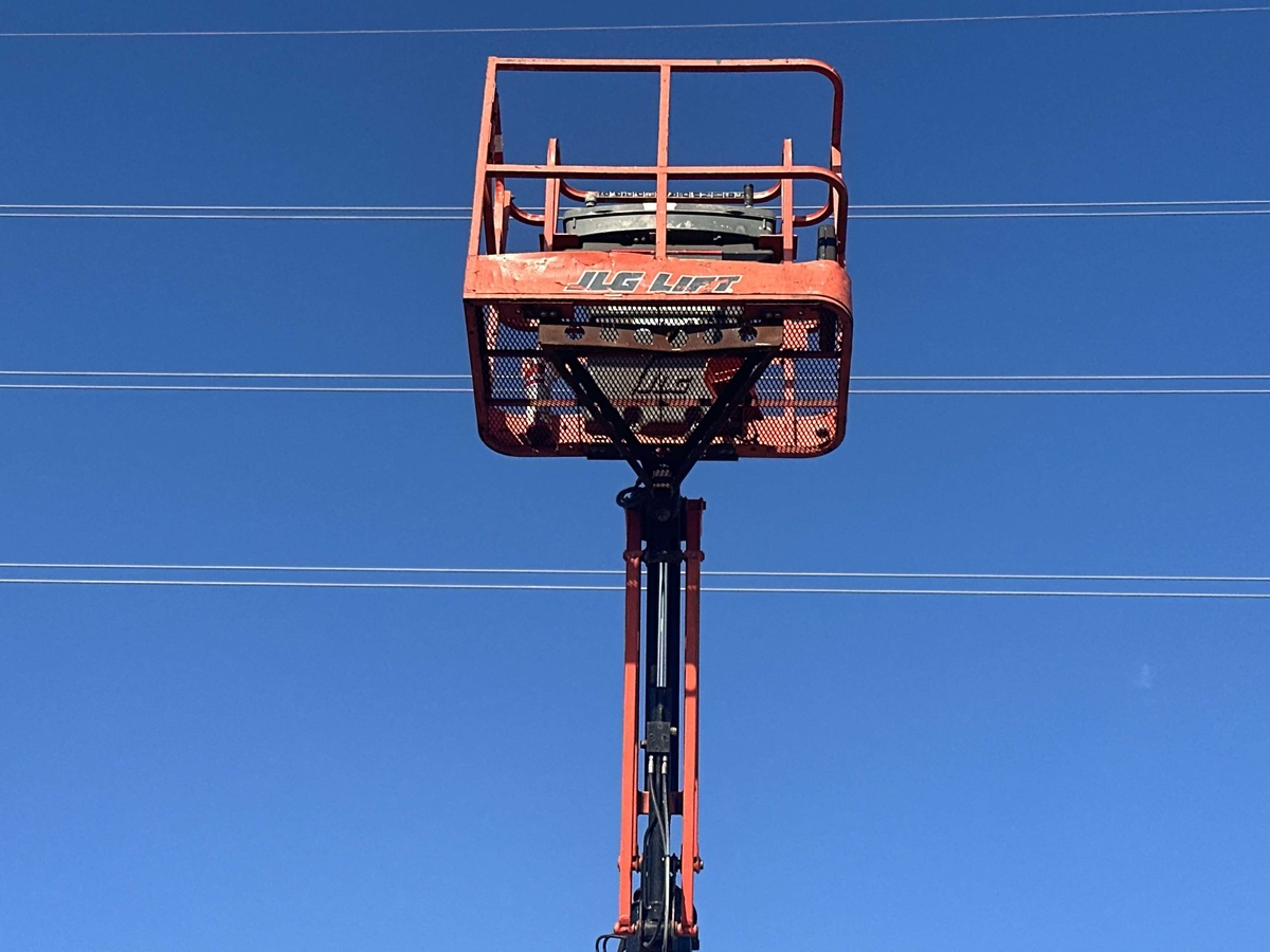2017 JLG E400AJPN-7