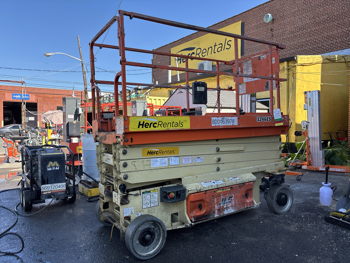 2017 JLG 3246ES