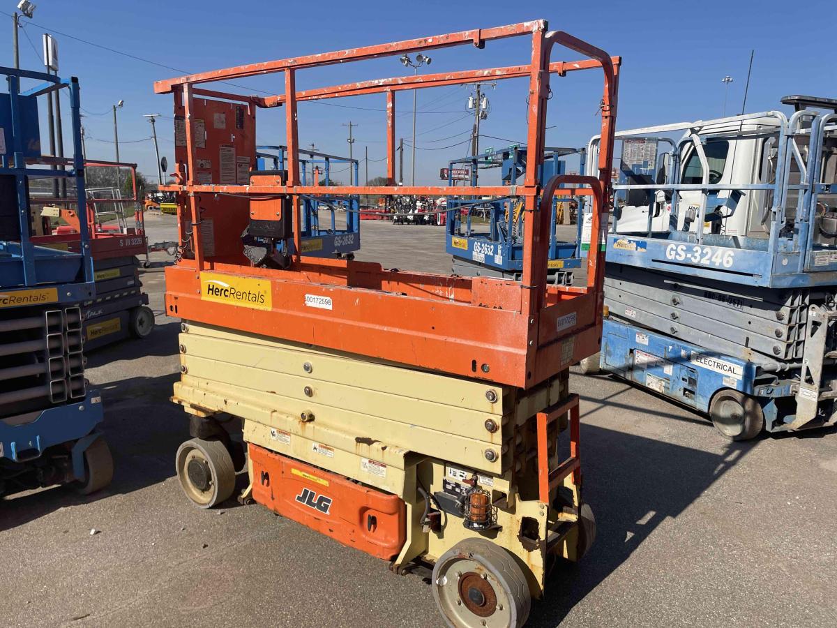 2017 JLG 2632ES