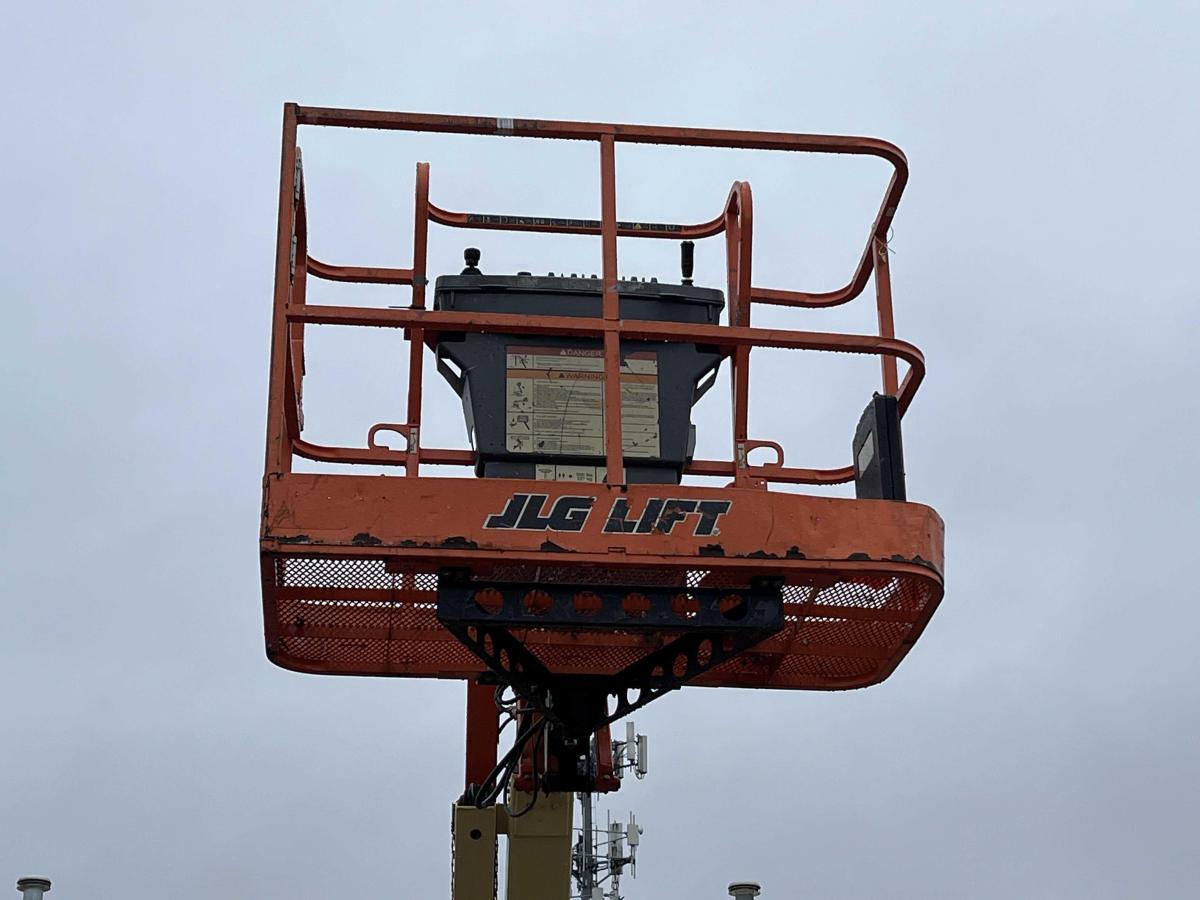 2016 JLG E450AJ