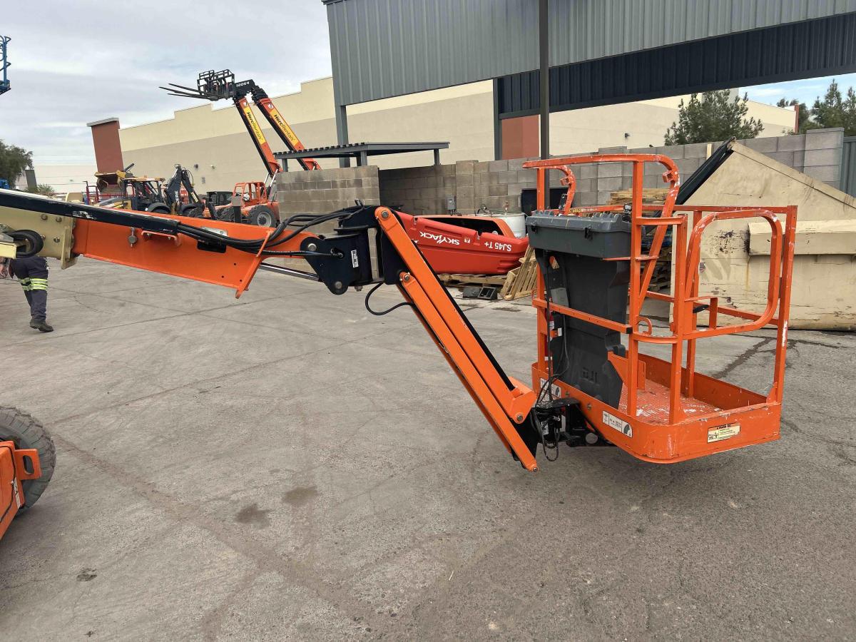 2016 JLG E300AJP