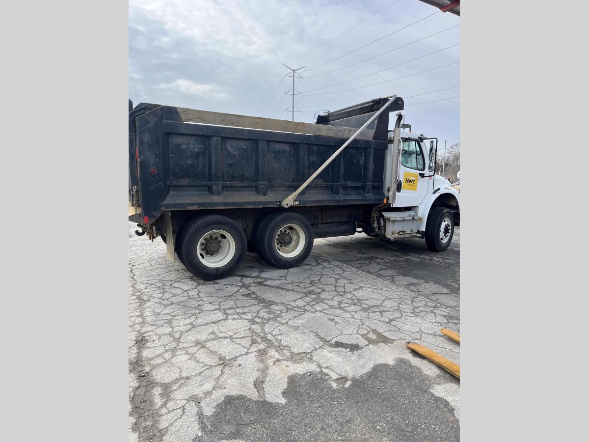 2016 Freightliner M2106-4