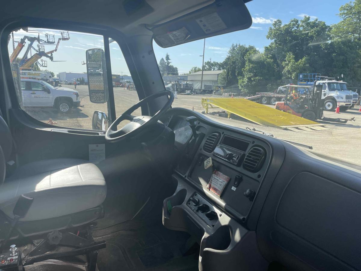 2018 Freightliner M2106-5