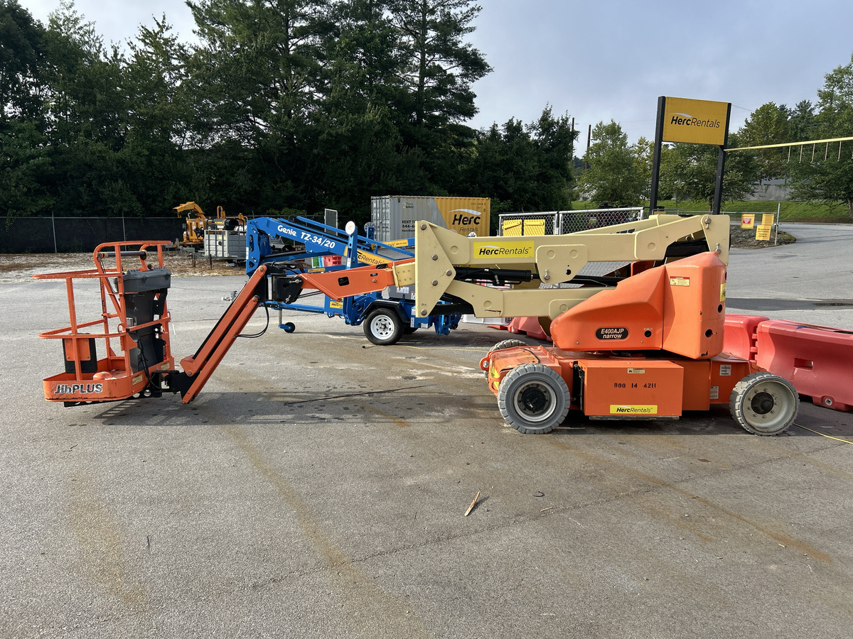 2017 JLG E400AJPN-2