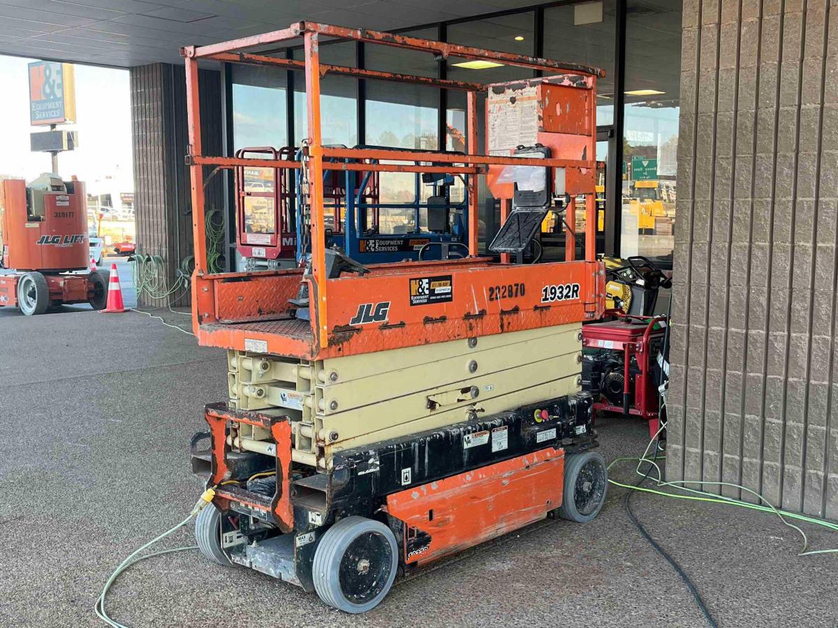 2017 JLG 1932R