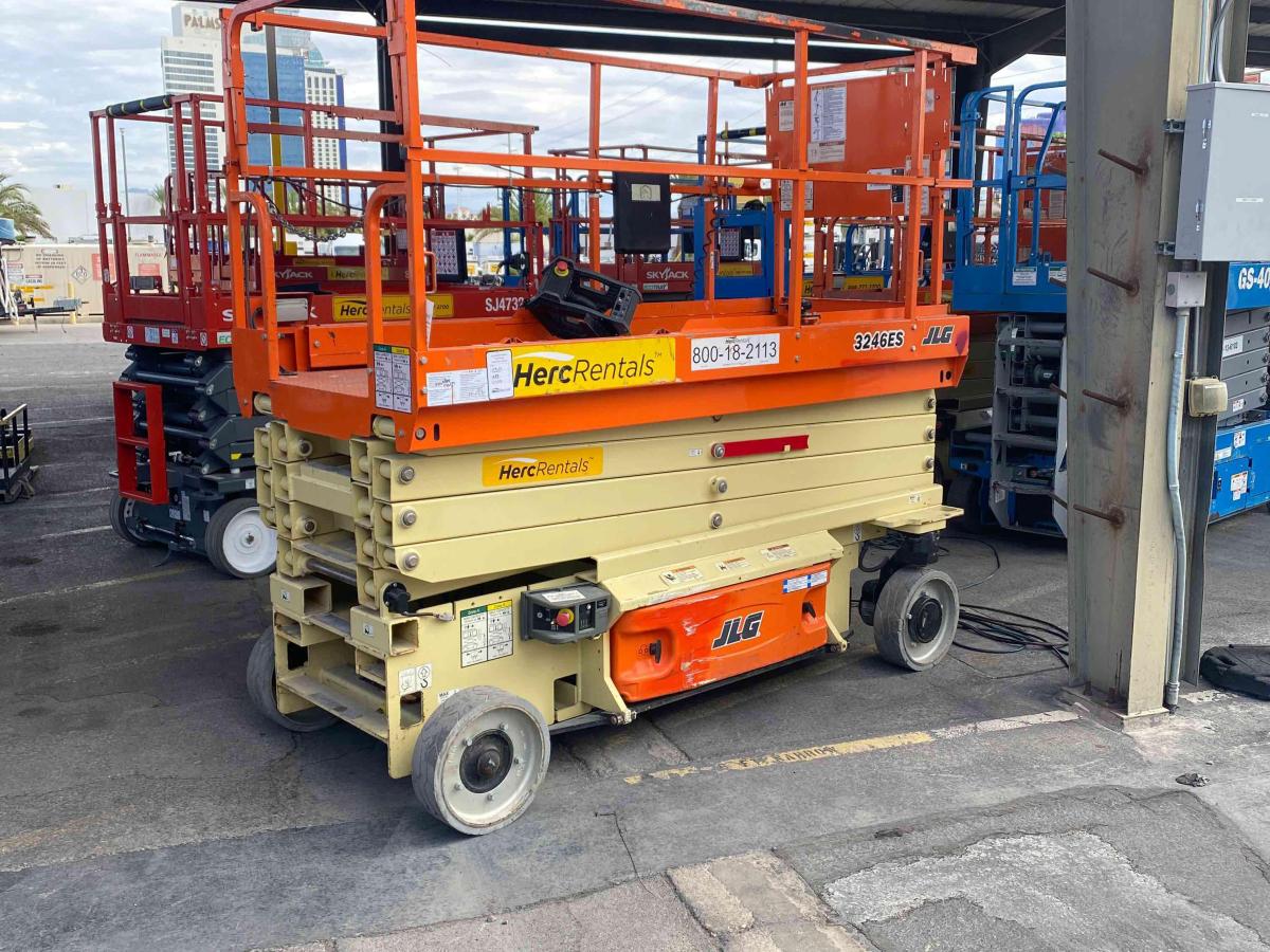 2017 JLG 3246ES
