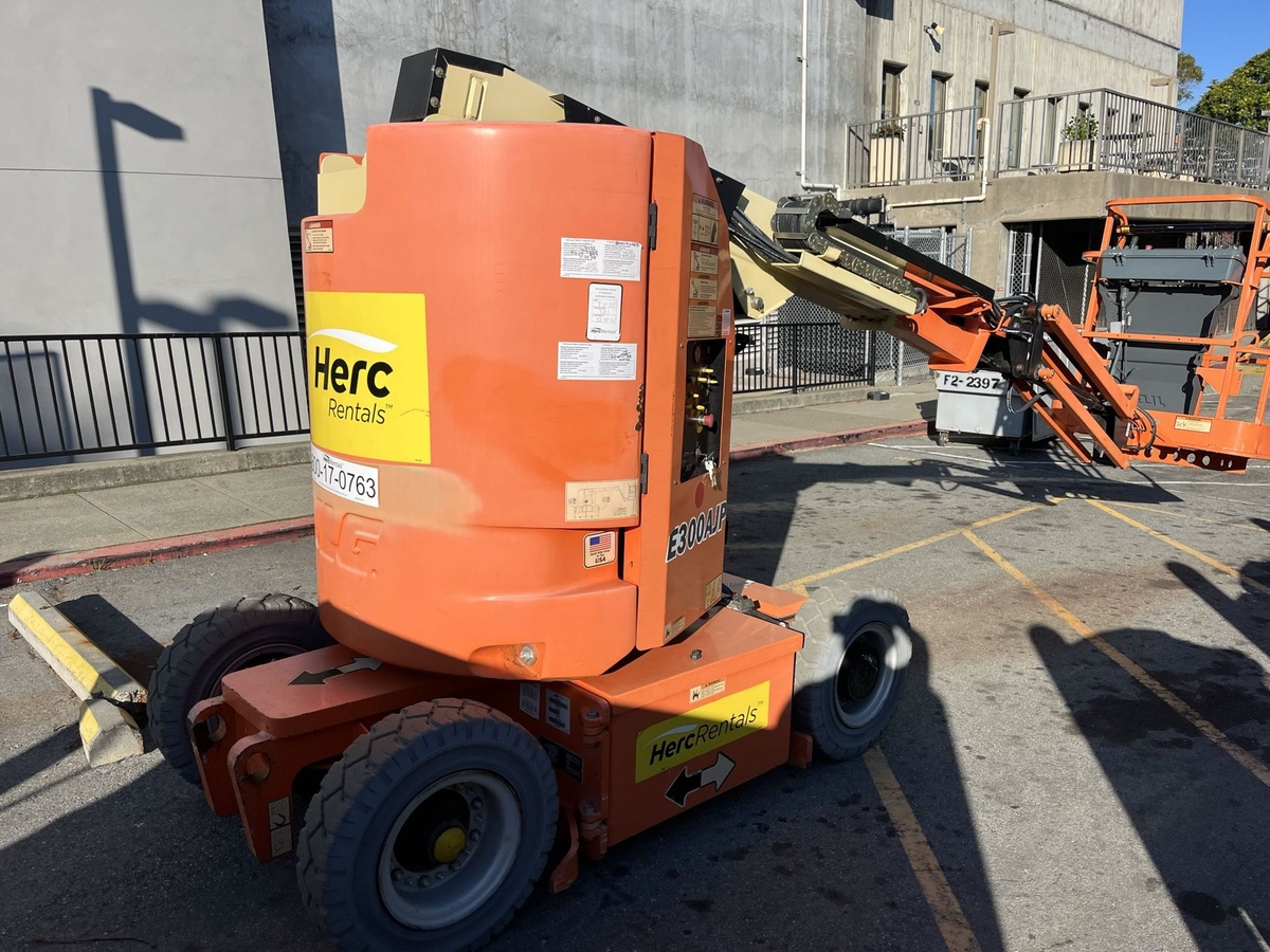2017 JLG E300AJP-3