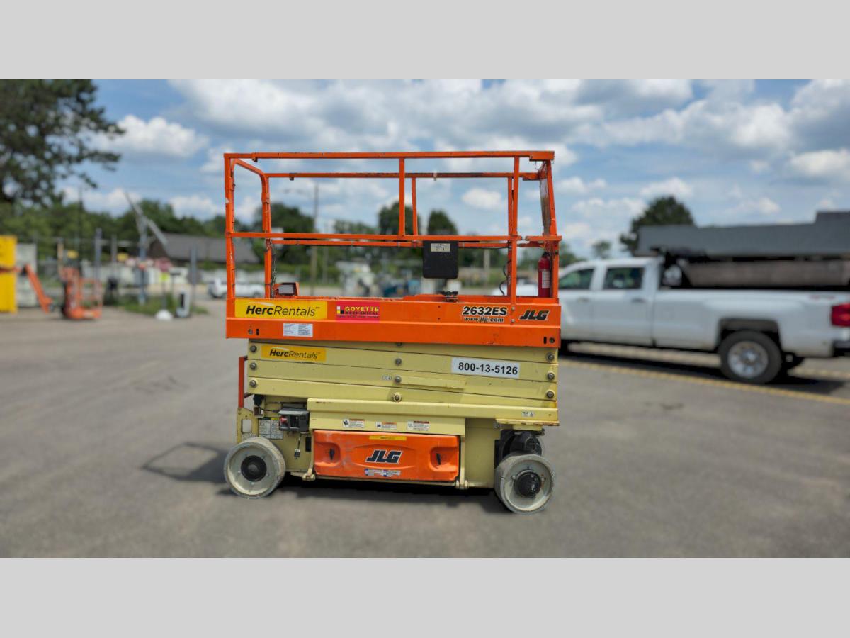 2017 JLG 2632ES