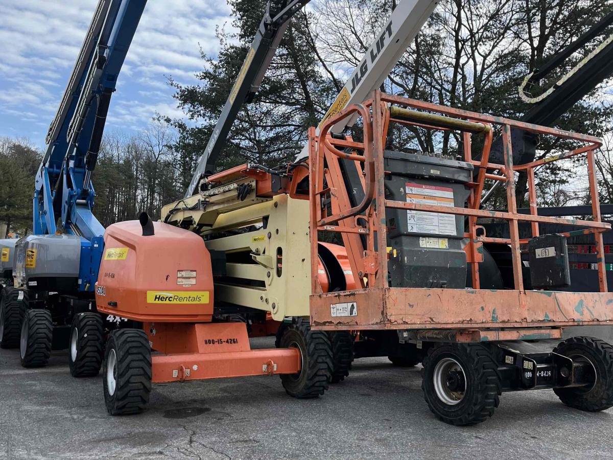 2017 JLG 450AJ