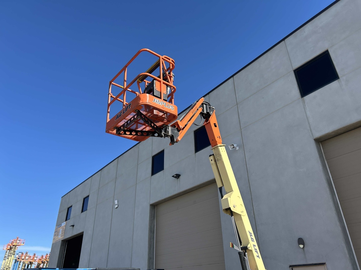 2017 JLG E400AJPN-5