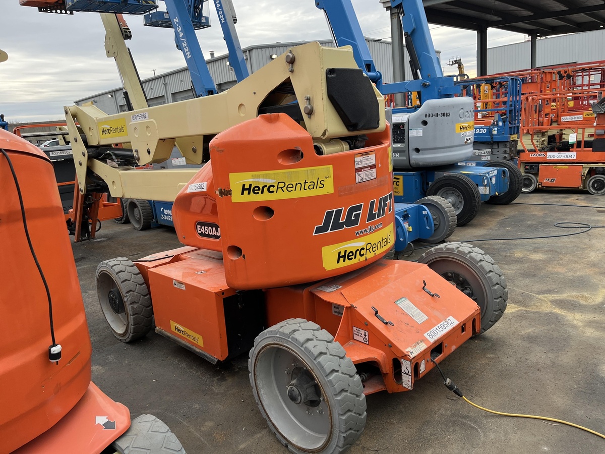 2017 JLG E450AJ-3