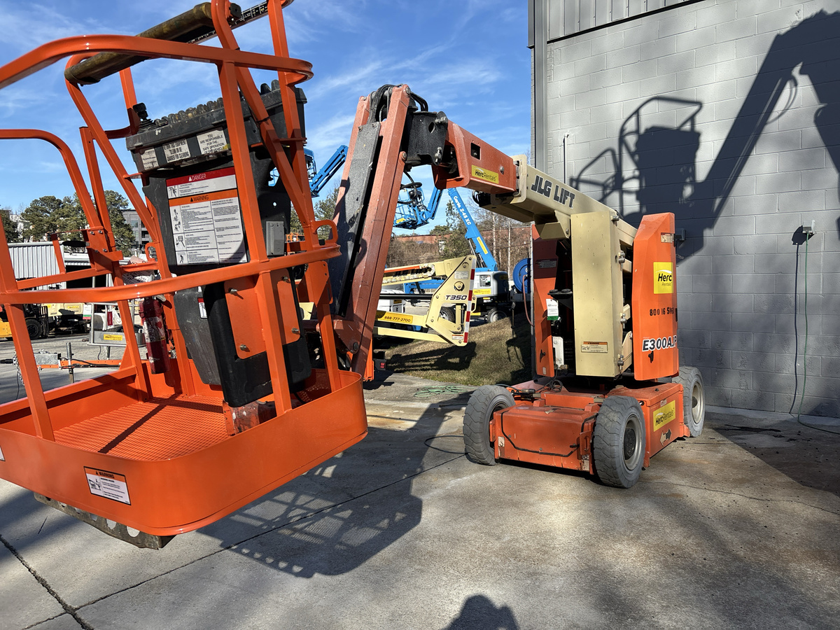 2017 JLG E300AJP