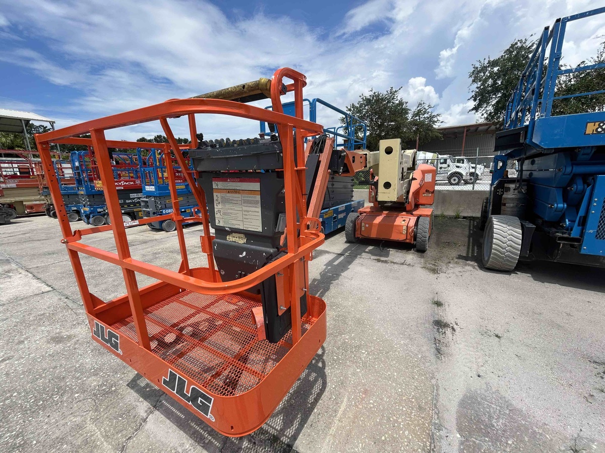 2017 JLG E400AJPN