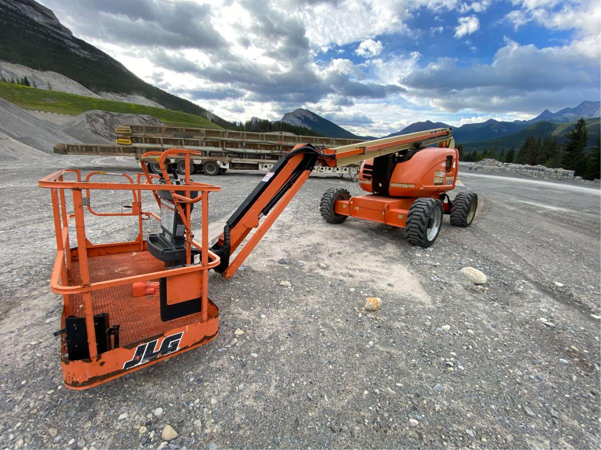 2017 JLG 600AJ