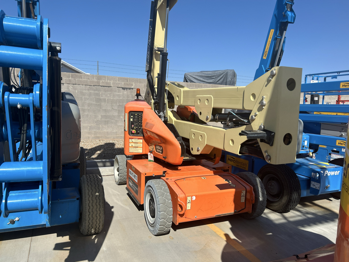 2017 JLG E400AJPN