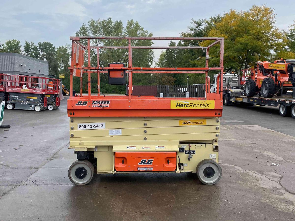 2016 JLG 3246ES