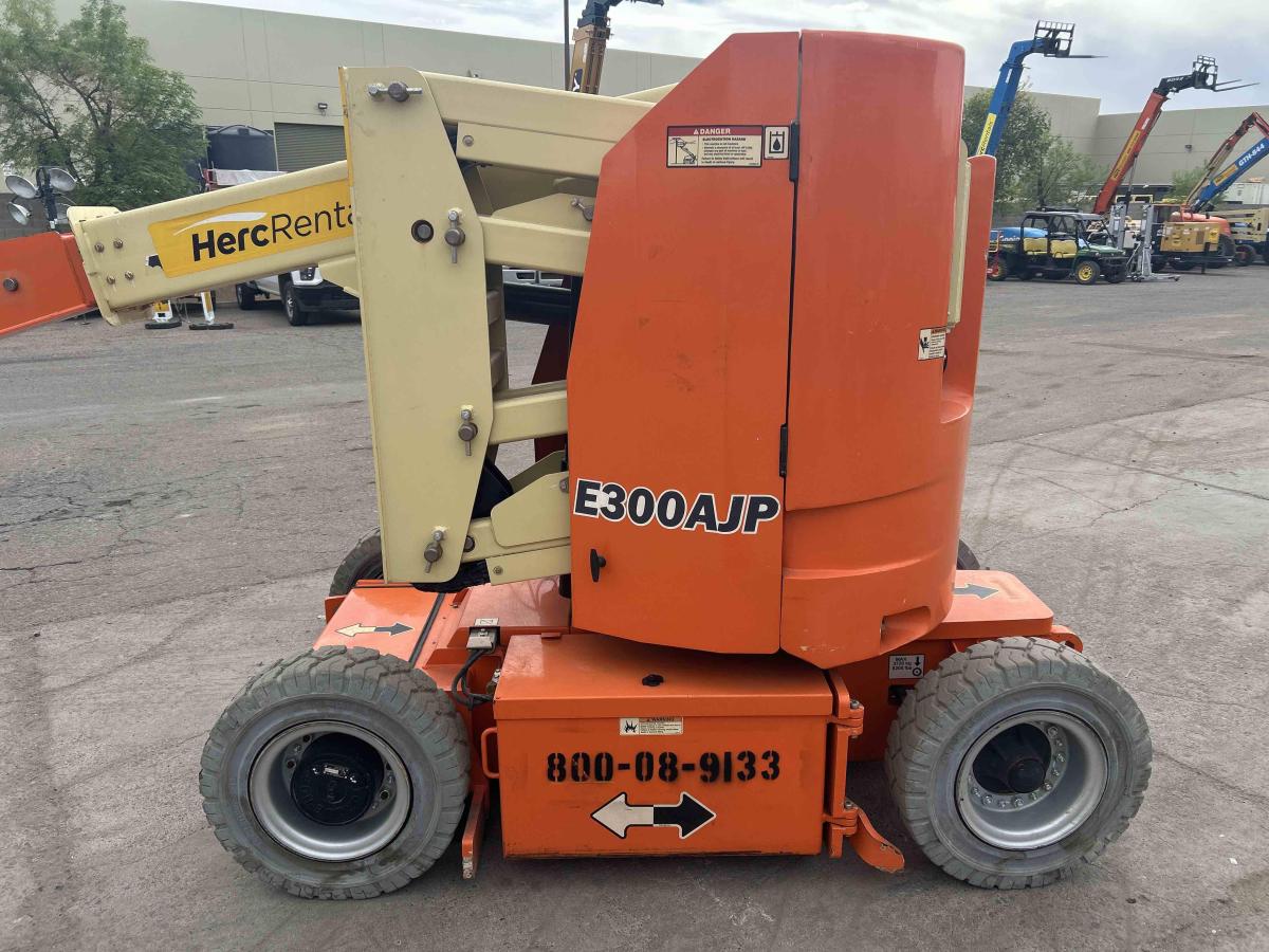 2016 JLG E300AJP