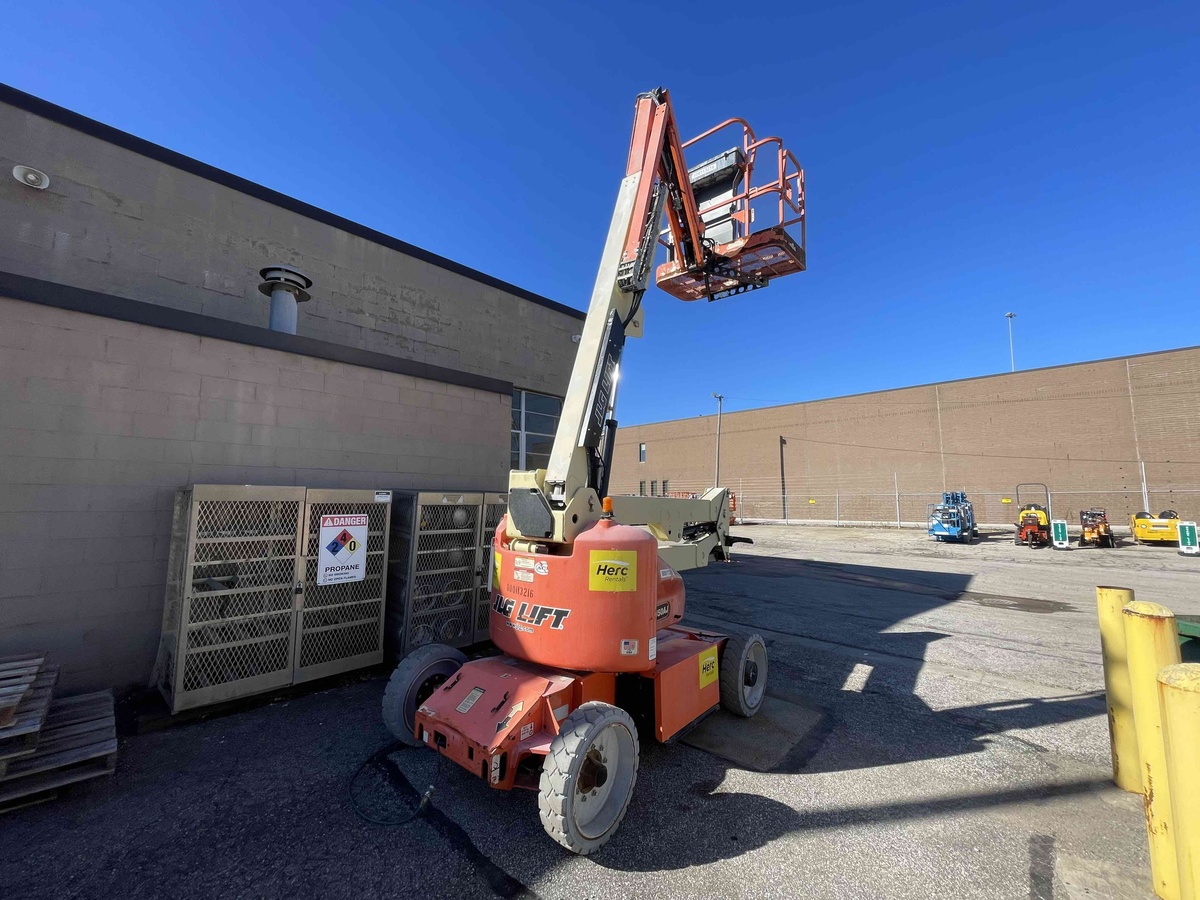 2016 JLG E450AJ
