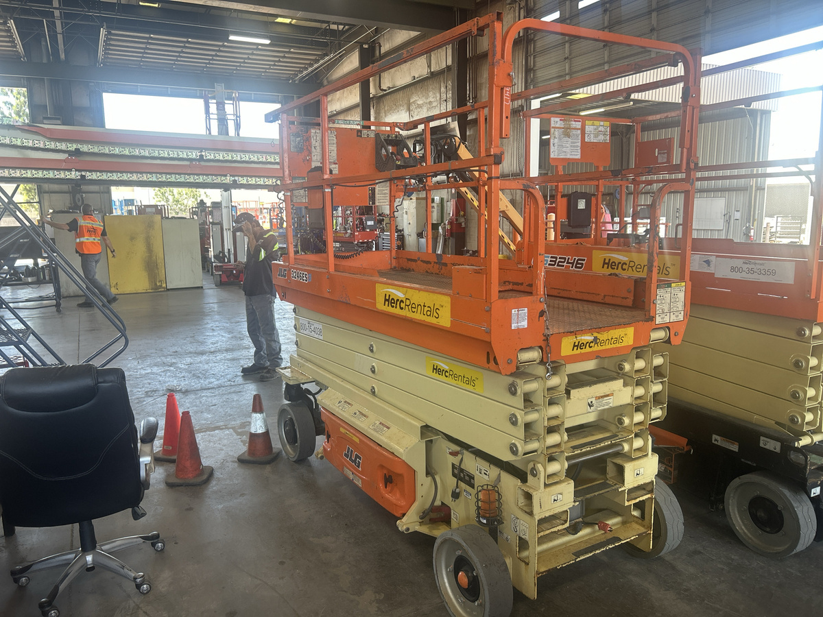 2017 JLG 3246ES