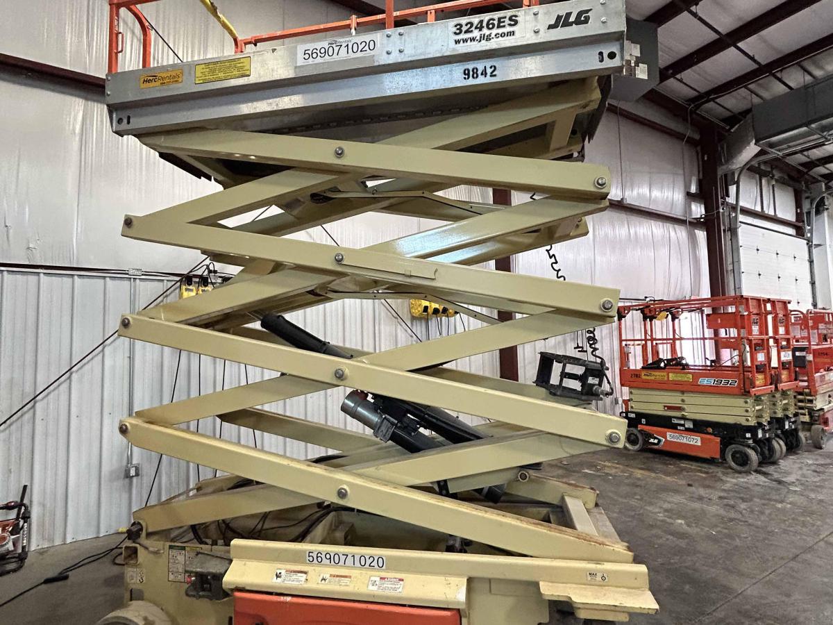 2013 JLG 3246ES