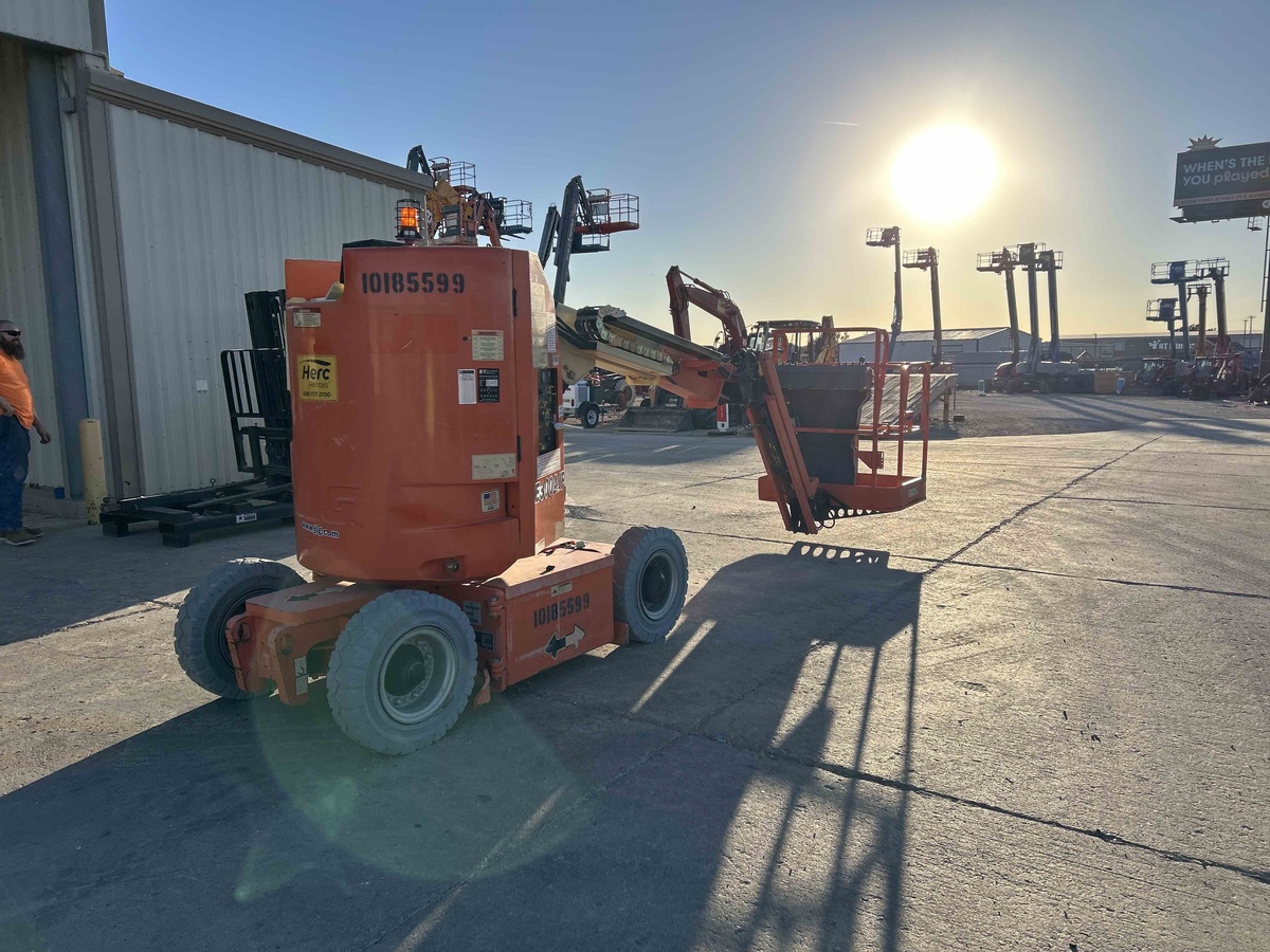 2016 JLG E300AJP