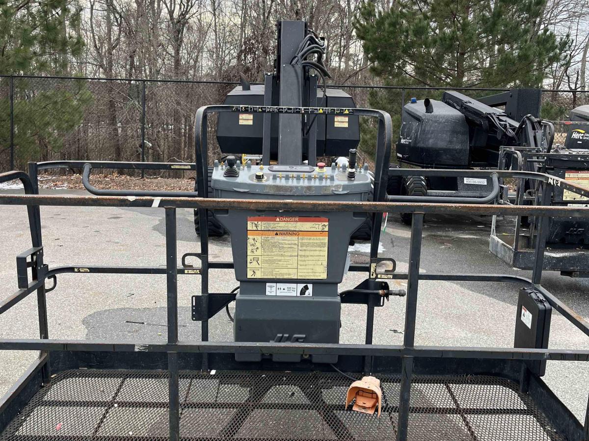 2015 JLG 800AJ
