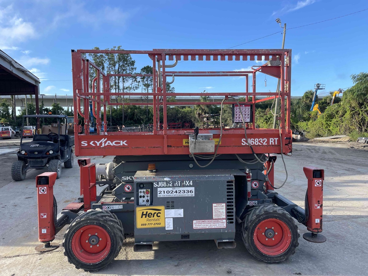 2018 Skyjack SJ-6832RT