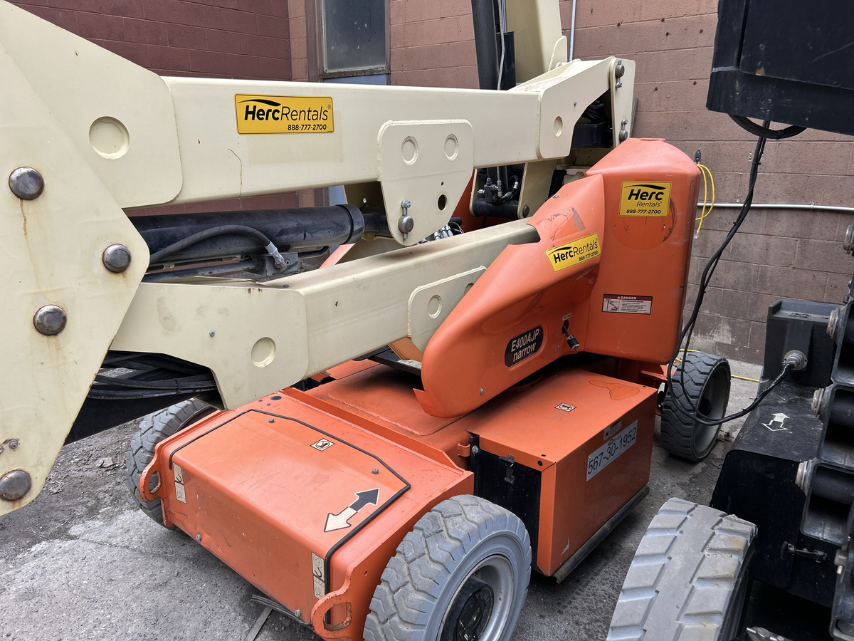2017 JLG E400AJPN-4