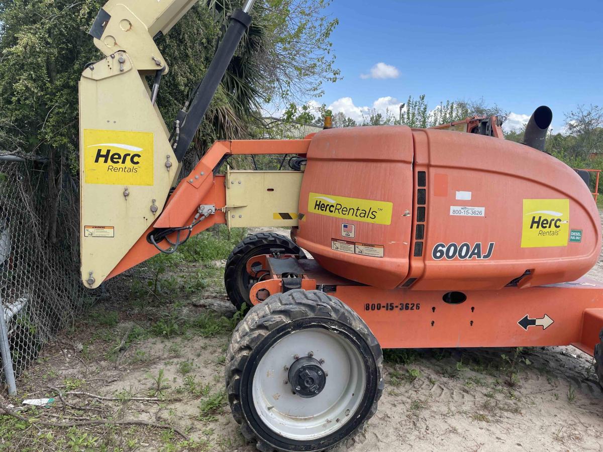 2017 JLG 600AJ