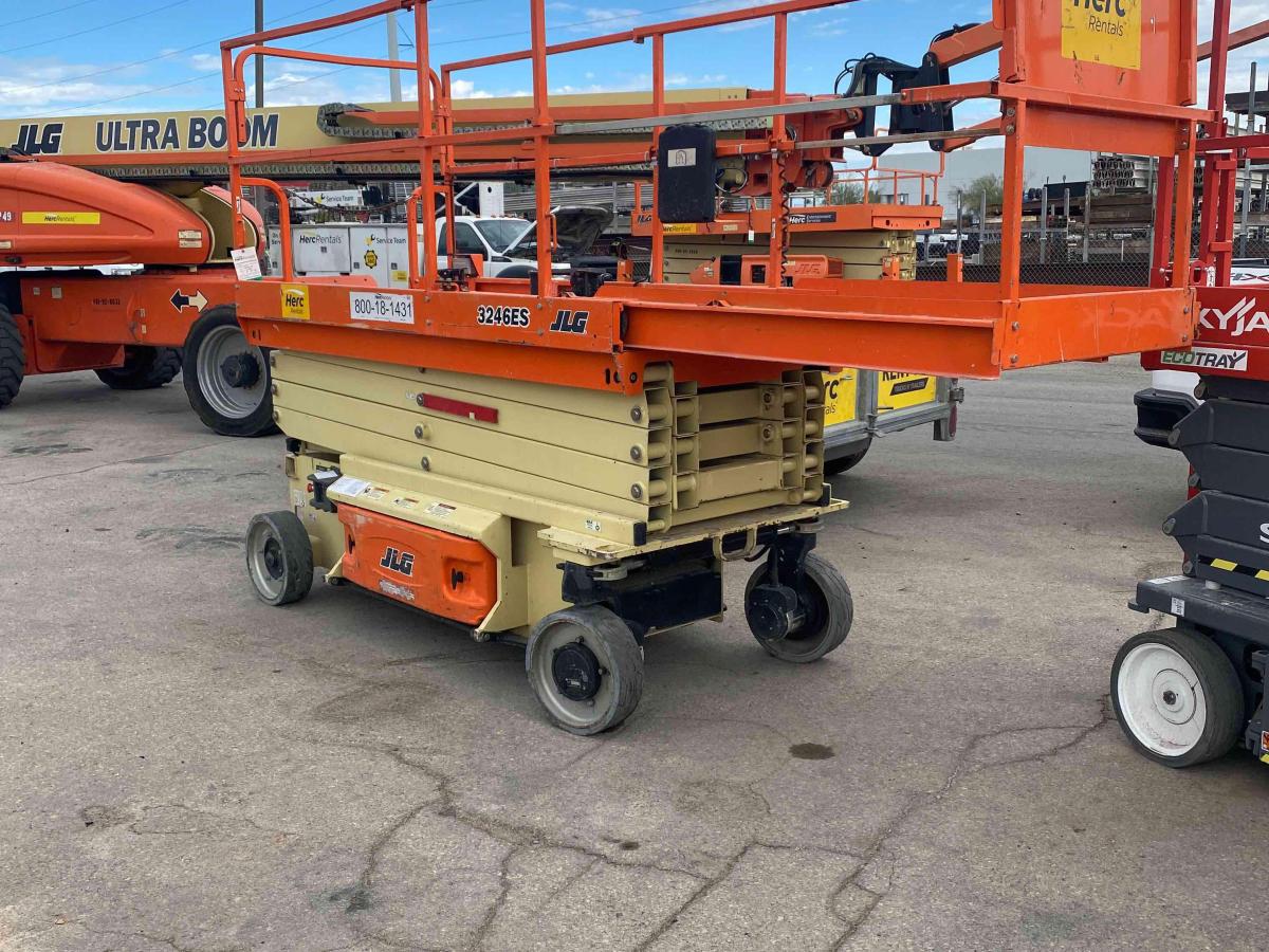 2017 JLG 3246ES