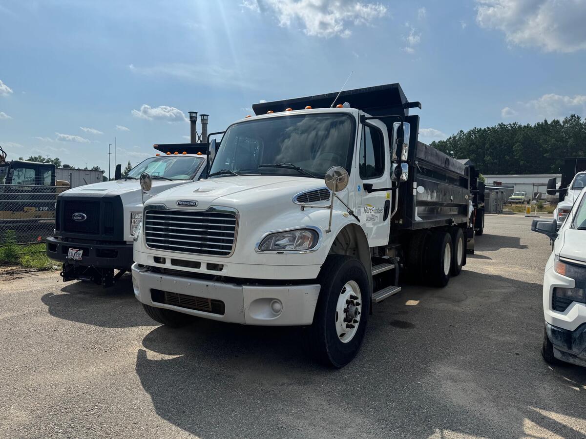 2016 Freightliner M2106-1