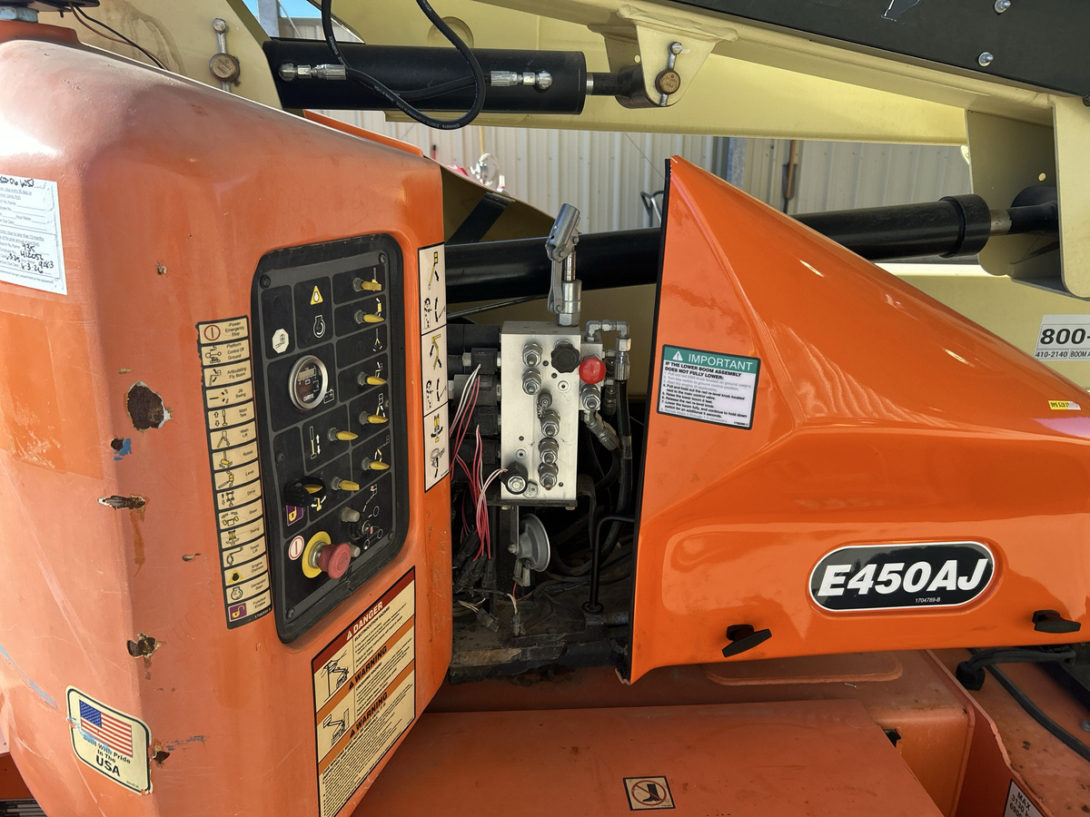 2015 JLG E450AJ-10