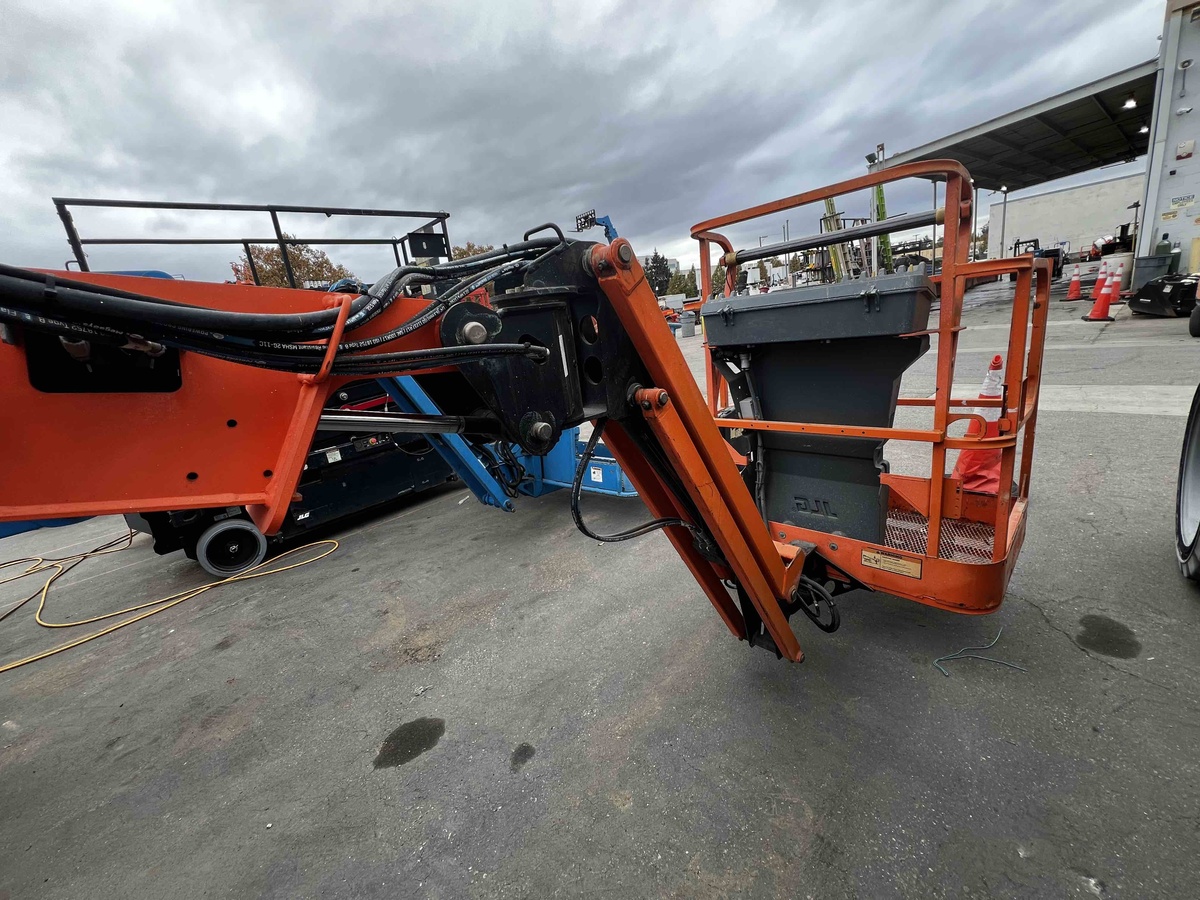 2017 JLG E300AJP-5