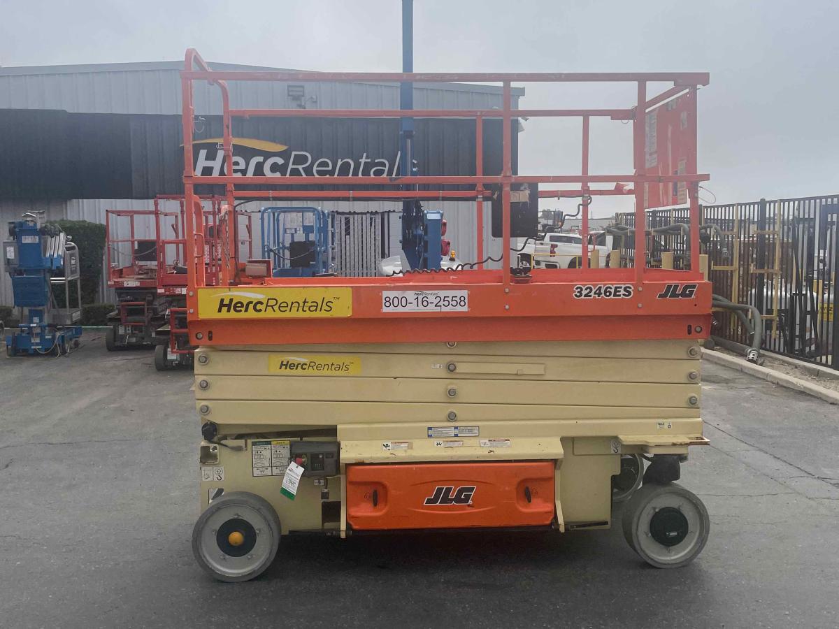 2017 JLG 3246ES