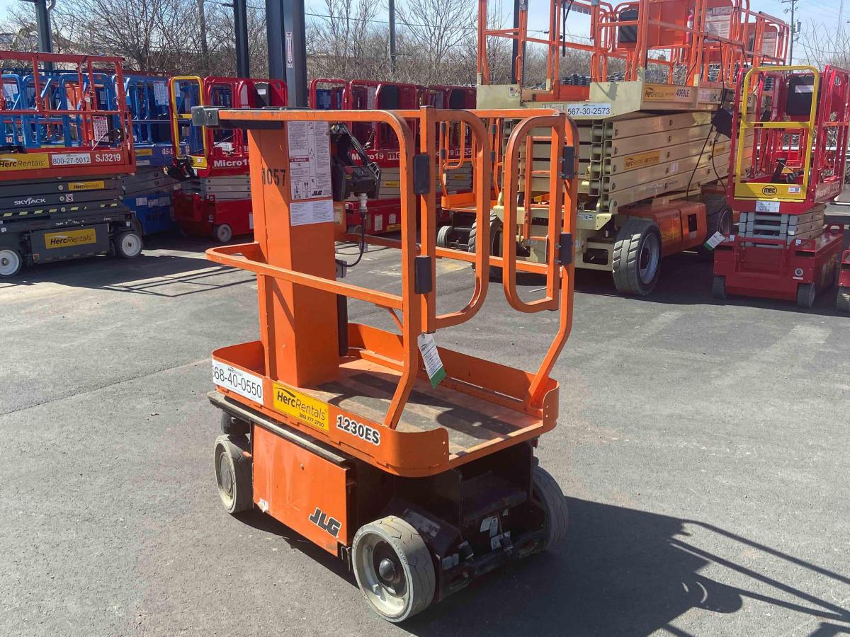 2011 JLG 1230ES