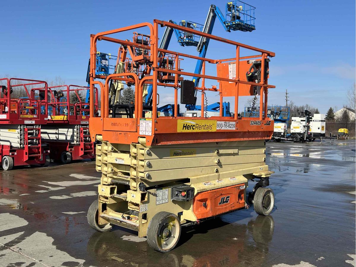 2017 JLG 3246ES