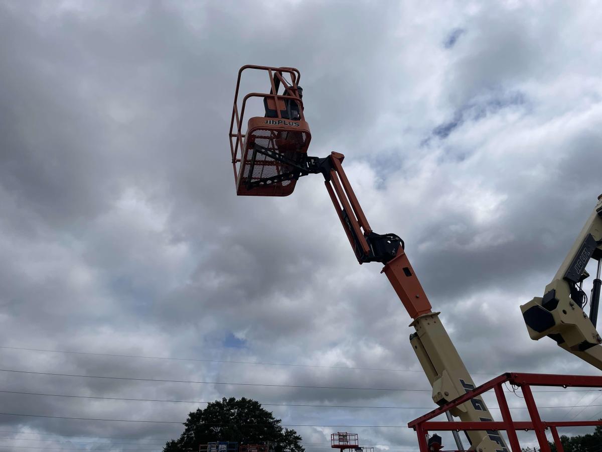 2017 JLG E300AJP-9